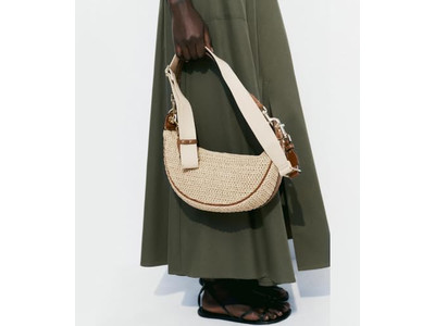 Borsa di paglia con tracolla di perle e conchiglie per la spiaggia